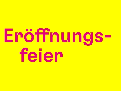 Schriftzug Eröffnungsfeier in Magenta auf gelbem Grund