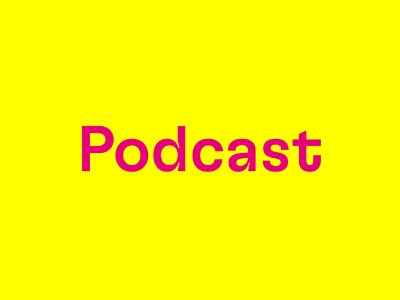 Schriftzug Podcast in Magenta auf gelbfarbigem Grund