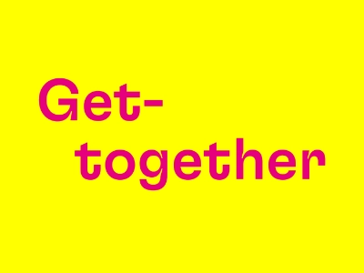 Schriftzug Get-together in Magenta auf gelbem Grund