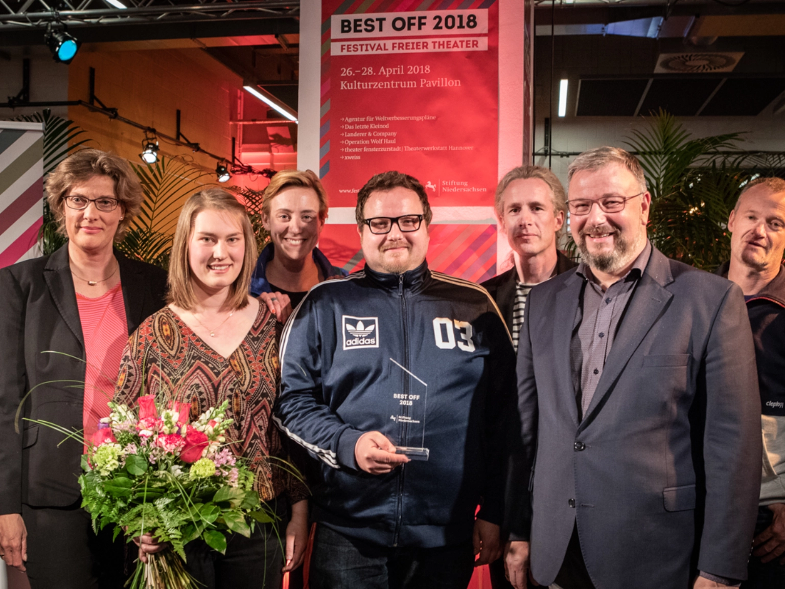 Preisverleihung Best OFF 2018, Gruppebild der Preisträger*innen xweiss und der Festivaljury