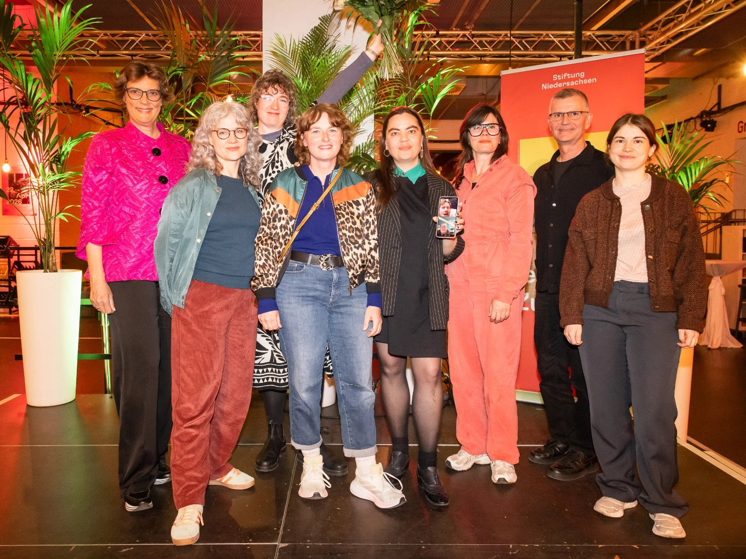 Best OFF Festival 2026: Verleihung Festivalpreis an Frl. Wunder AG & Theater Thikwa für „Tod in der Tupperbox" – zu sehen sind die Festivaljury (rechts), Daniela Koß (Festivalleitung Stiftung Niedersachsen, links sowie vier Performer*innen der Frl. Wunder AG