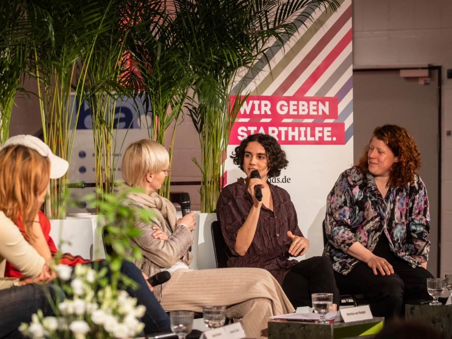 Impression der Podiumsdiskussion „Szenestart – Zukunftsperspektiven Trainees ” beim Best OFF Festival Freier Theater 2024 im Kulturzentrums Pavillon. Auf dem Podium von links: Sophie Blomen (Blomen/Moré/Reiniger), Hartmut El Kurdi (Agentur für Weltverbesserungspläne), Martina von Bargen (Landesverband Freie Darstellende Künste in Niedersachsen), María Giacaman Hasbún und Miriam Bini Schmidt (what about: fuego) 