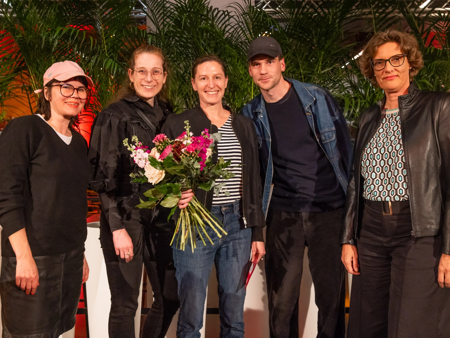 Festivalpreisträgerin Zufit Simon mit Juror*innen und der Festivalleiterin Daniela Koß 