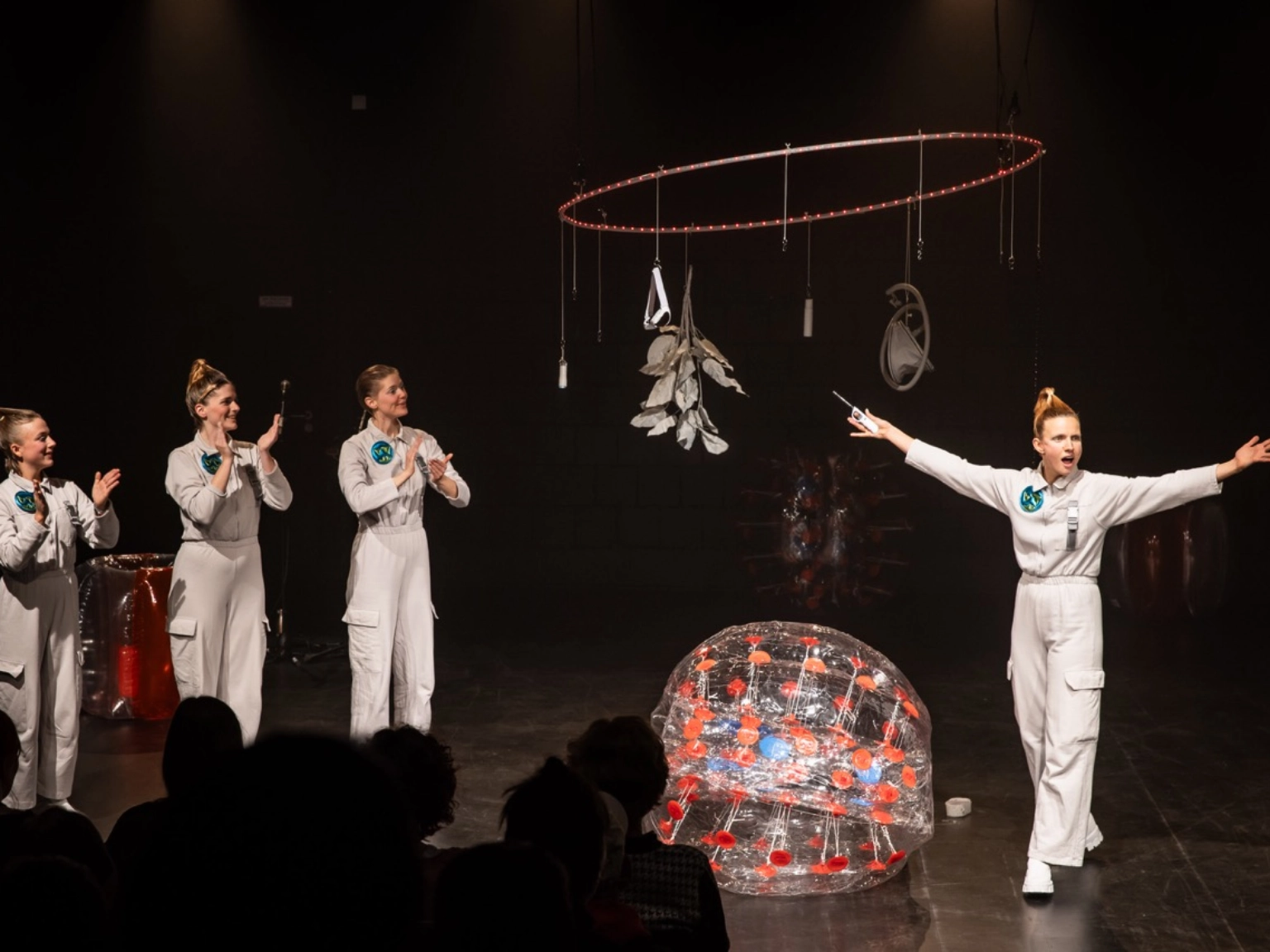 Impression der Best OFF_trainees-Produktion „Allmacht” von Kollektiv ohne Konsens beim Best OFF Festival Freier Theater 2024