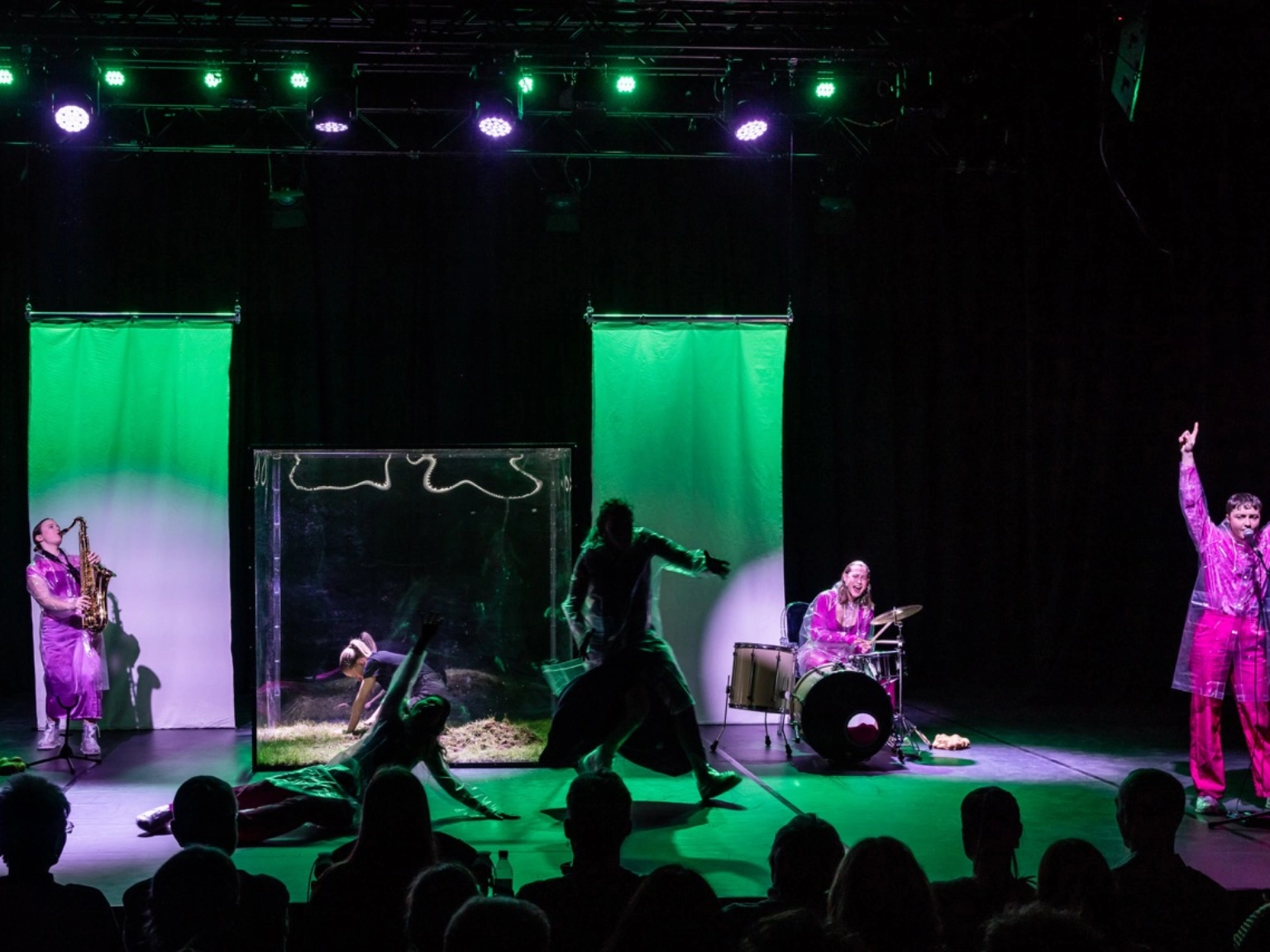 Impression der Best OFF_trainees-Produktion „Schwarz Rot Geil” von cindy+cate beim Best OFF Festival Freier Theater 2024