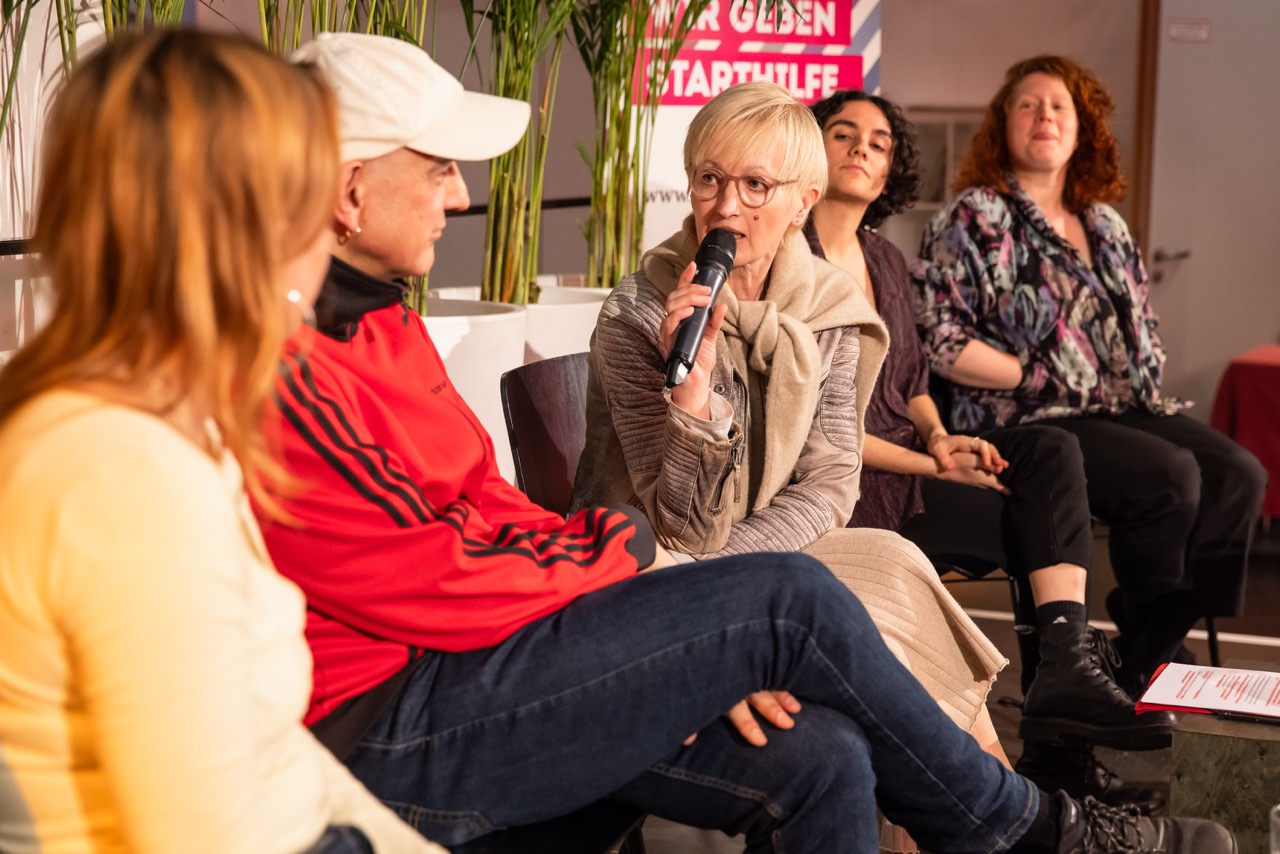 Impression der Podiumsdiskussion „Szenestart – Zukunftsperspektiven Trainees ” beim Best OFF Festival Freier Theater 2024 im Kulturzentrums Pavillon. Auf dem Podium von links: Sophie Blomen (Blomen/Moré/Reiniger), Hartmut El Kurdi (Agentur für Weltverbesserungspläne), Martina von Bargen (Landesverband Freie Darstellende Künste in Niedersachsen), María Giacaman Hasbún und Miriam Bini Schmidt (what about: fuego) 