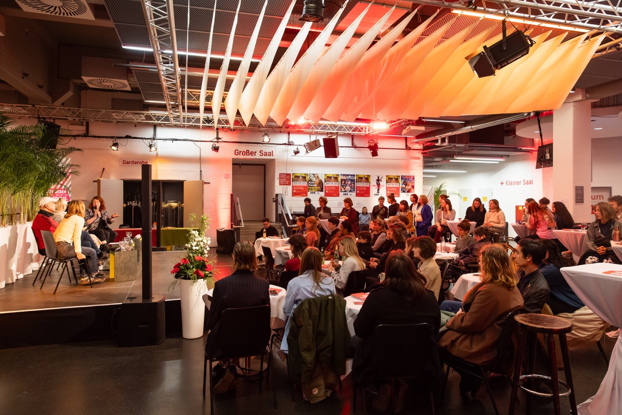 Impression der Podiumsdiskussion „Szenestart – Zukunftsperspektiven Trainees ” beim Best OFF Festival Freier Theater 2024 im Kulturzentrums Pavillon. Auf dem Podium von links: Sophie Blomen (Blomen/Moré/Reiniger), Hartmut El Kurdi (Agentur für Weltverbesserungspläne), Martina von Bargen (Landesverband Freie Darstellende Künste in Niedersachsen), María Giacaman Hasbún und Miriam Bini Schmidt (what about: fuego) 