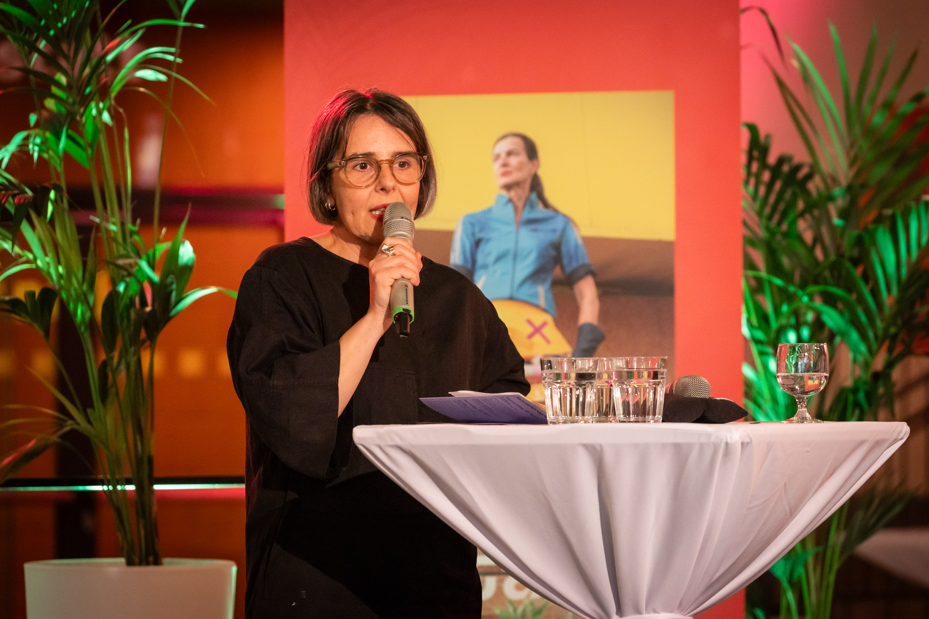 Impression der Eröffnung des Best OFF Festivals Freier Theater 2026, Grußwort von Kiriakoula Kremantzouli 