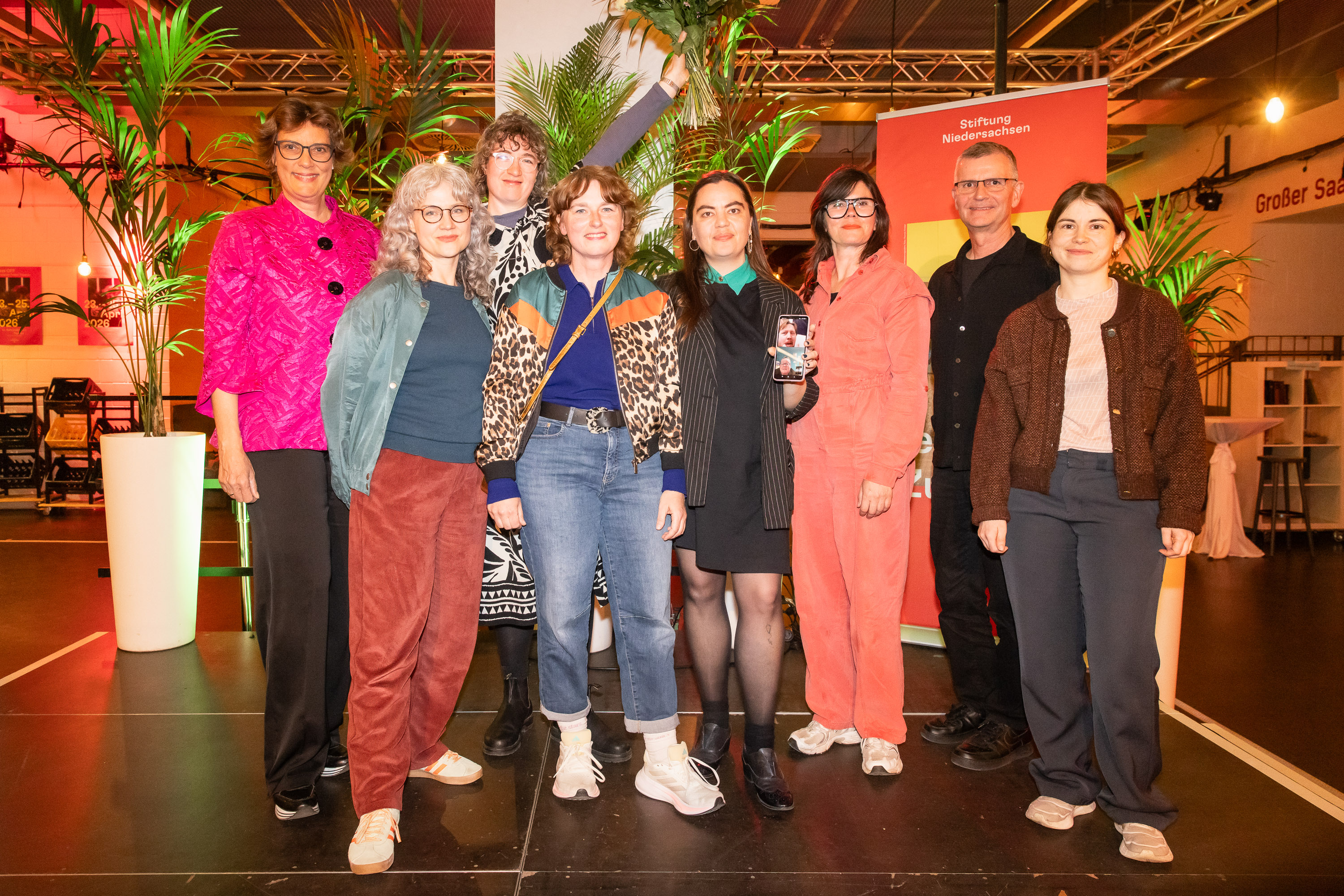 Best OFF Festival 2026: Verleihung Festivalpreis an Frl. Wunder AG & Theater Thikwa für „Tod in der Tupperbox" – zu sehen sind die Festivaljury (rechts), Daniela Koß (Festivalleitung Stiftung Niedersachsen, links sowie vier Performer*innen der Frl. Wunder AG