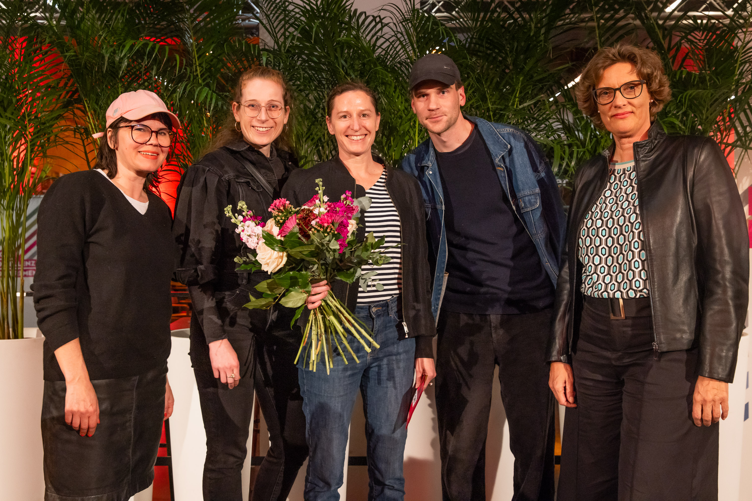 Festivalpreisträgerin Zufit Simon mit Juror*innen und der Festivalleiterin Daniela Koß