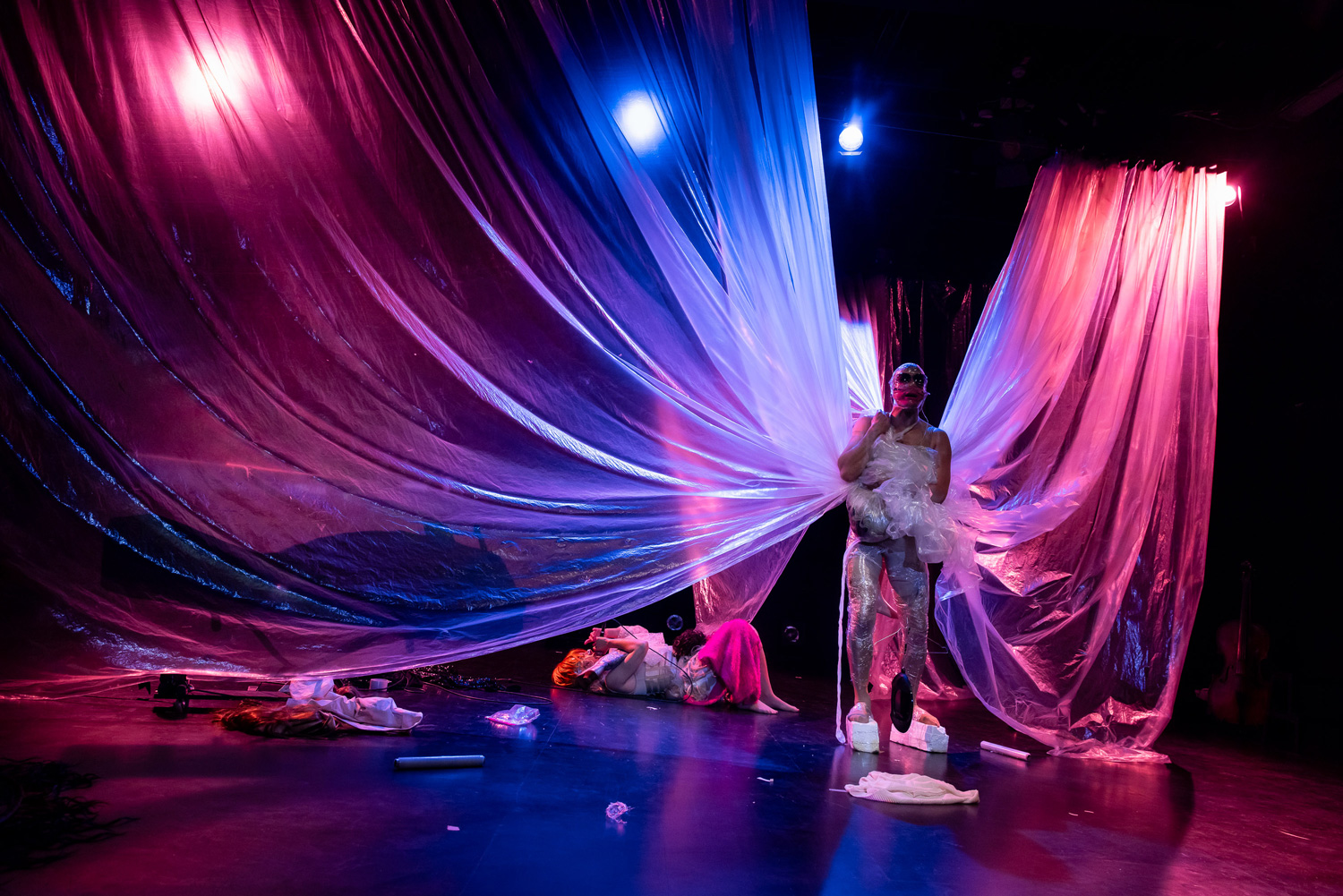 Szenenfoto „How to survive with HILDEGARD KNEF – Eine Rettung in zehn Liedern” von Tommy Wiesner und Ensemble beim Best OFF Festival am 24. April 2026
