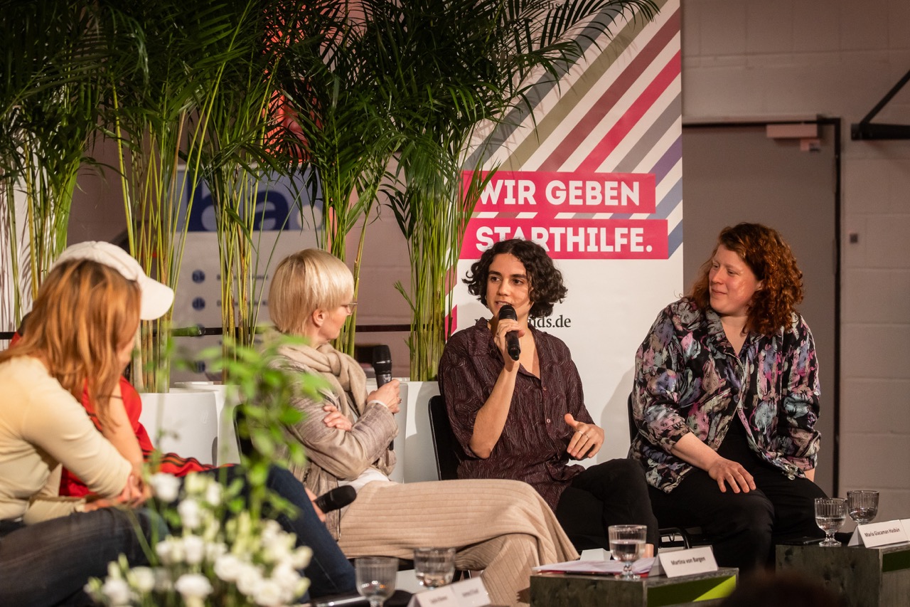 Impression der Podiumsdiskussion „Szenestart – Zukunftsperspektiven Trainees ” beim Best OFF Festival Freier Theater 2024 im Kulturzentrums Pavillon. Auf dem Podium von links: Sophie Blomen (Blomen/Moré/Reiniger), Hartmut El Kurdi (Agentur für Weltverbesserungspläne), Martina von Bargen (Landesverband Freie Darstellende Künste in Niedersachsen), María Giacaman Hasbún und Miriam Bini Schmidt (what about: fuego) 