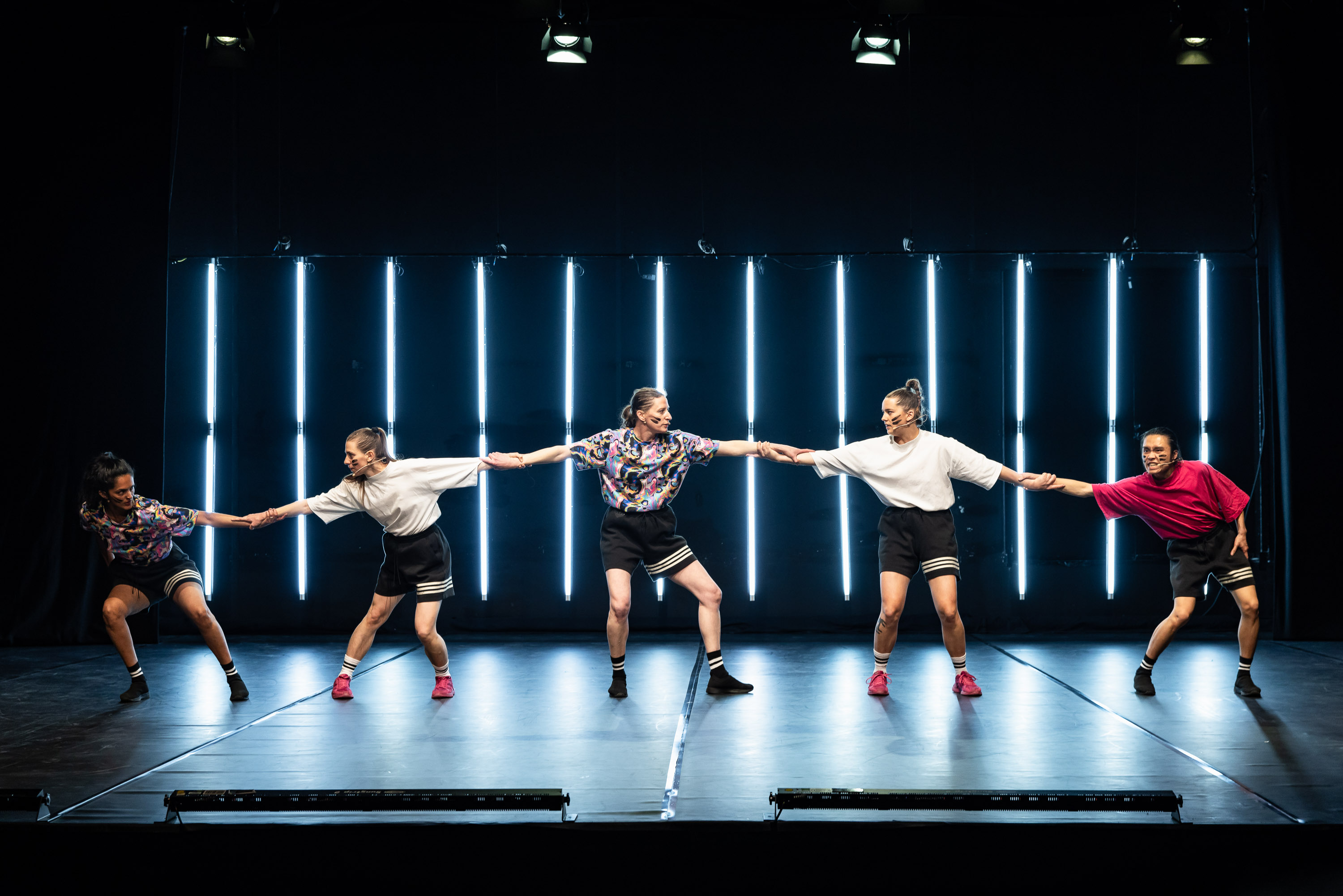 Impression der Produktion „Radical Cheerleading” von Zufit Simon/artblau Tanzwerkstatt beim Best OFF Festival Freier Theater der Stiftung Niedersachsen 2024 am 25. April 2024 im Pavillon Hannover.