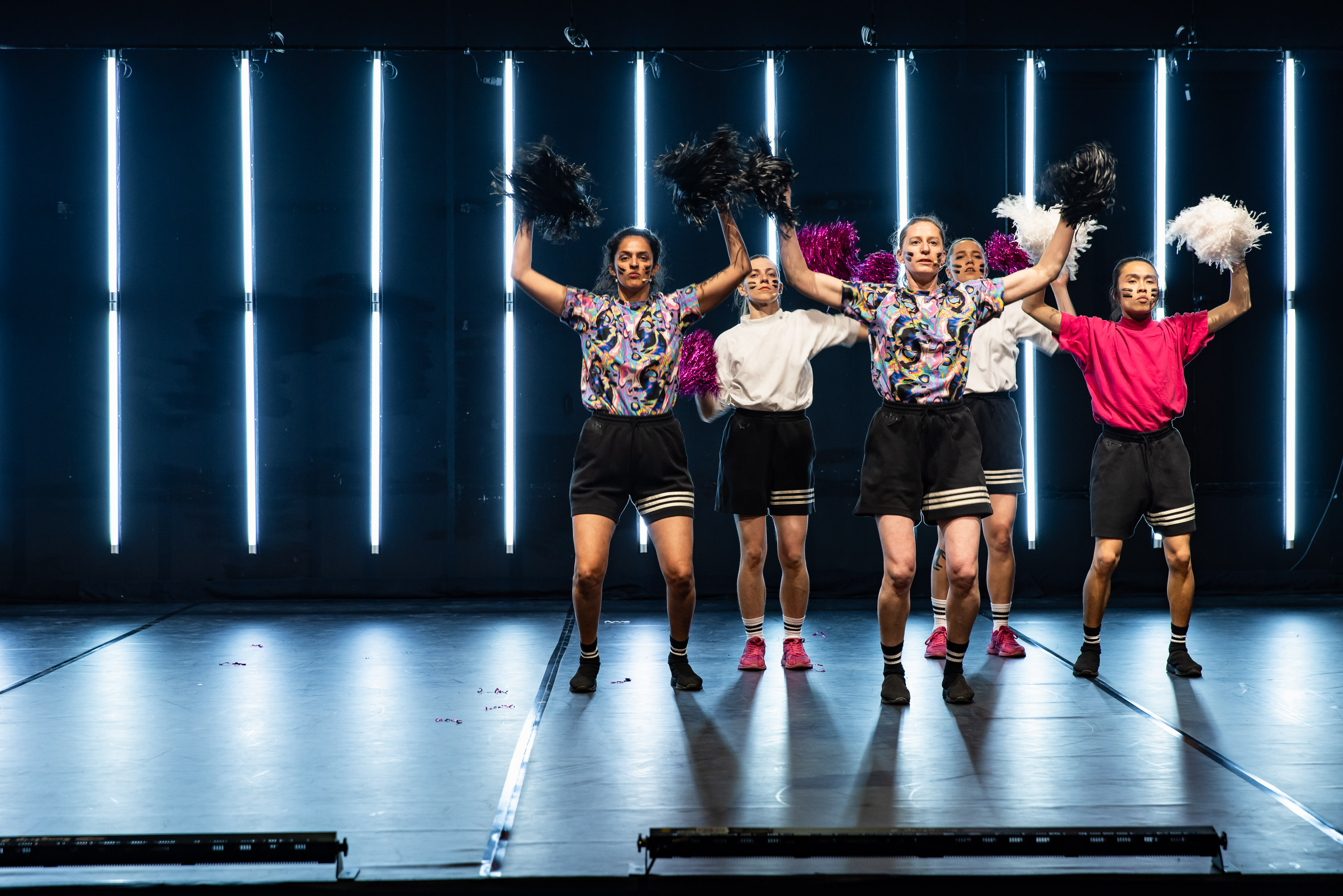 Impression der Produktion „Radical Cheerleading” von Zufit Simon/artblau Tanzwerkstatt beim Best OFF Festival Freier Theater der Stiftung Niedersachsen 2024 am 25. April 2024 im Pavillon Hannover.
