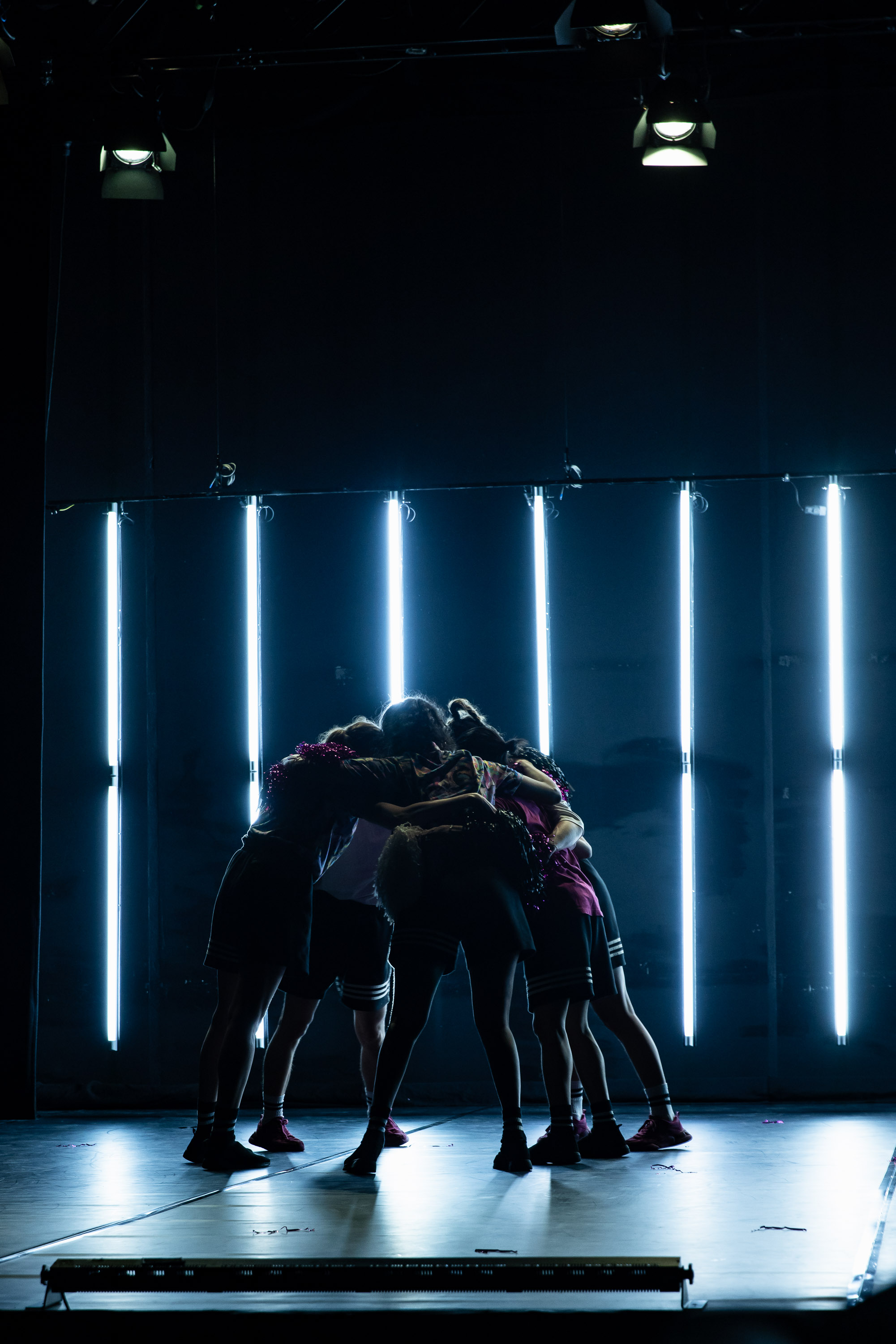 Impression der Produktion „Radical Cheerleading” von Zufit Simon/artblau Tanzwerkstatt beim Best OFF Festival Freier Theater der Stiftung Niedersachsen 2024 am 25. April 2024 im Pavillon Hannover.