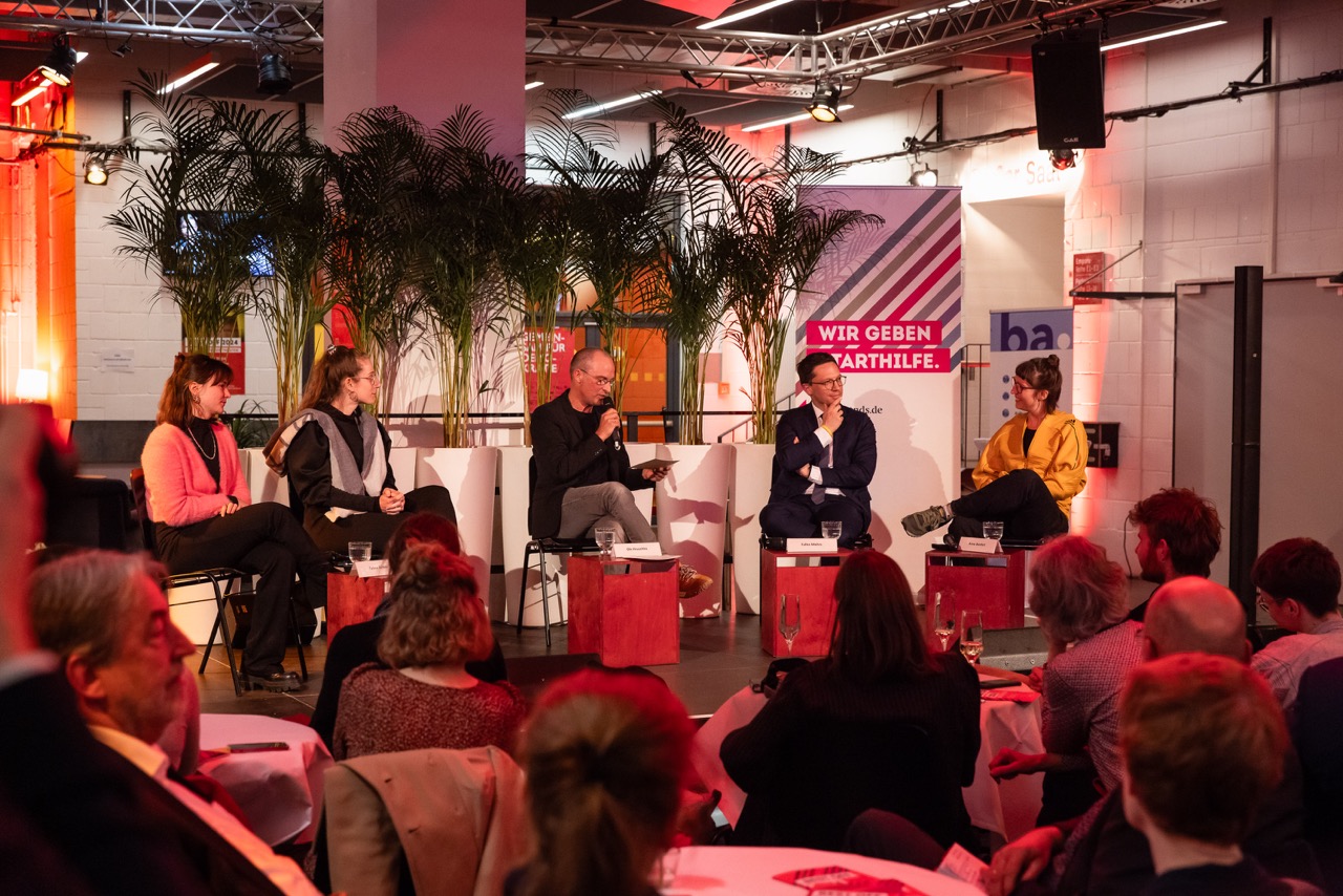 Impression Eröffnung Best OFF Festival Freier Theater 2024 mit einer Diskussionrunde mit Minister Falko Mohrs (zweiter von rechts) und (von links) Tabea Below (cindy+cate), Anne-Cathrin Lessel (LOFFT), Ole Hruschka (Moderation) und Anne Bonfert (Frl. Wunder AG)