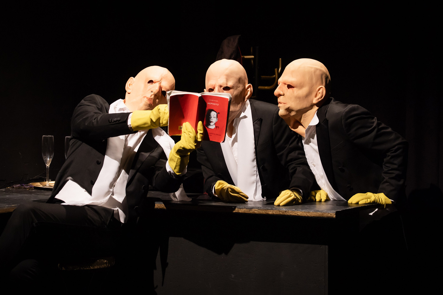 Szenenfoto „MEPHISTO. UNDER PRESSURE.” von Theater an der Glocksee beim Best OFF Festival am 25.04.2026
