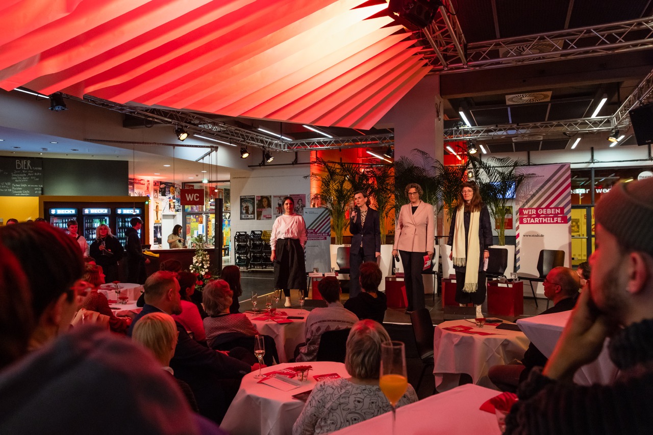 Impression Eröffnung Best OFF Festival Freier Theater 2024 mit Grußworten von (von links) Kiriakoula Kremantzouli, Lavinia Francke, Daniela Koß und Heike Bröckerhoff im Kulturzentrum Pavillon Hannover